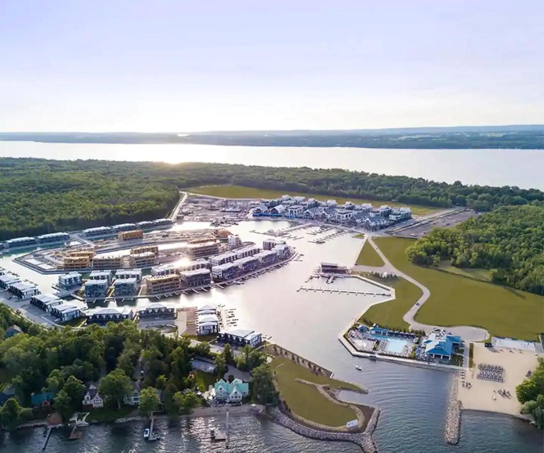 Pet Friendly Condos At Friday Harbour Innisfil Exterior foto