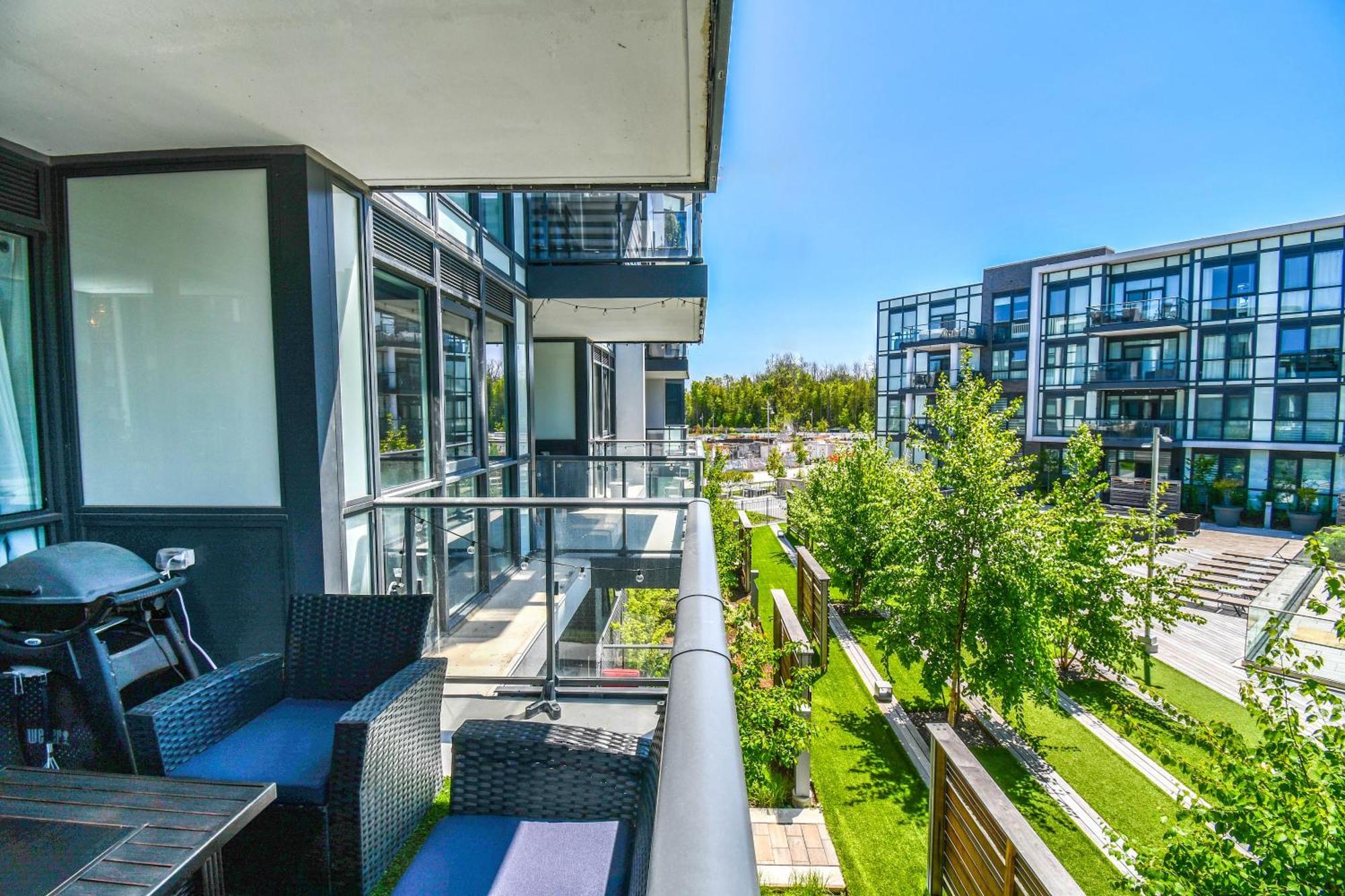 Pet Friendly Condos At Friday Harbour Innisfil Exterior foto